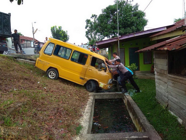 Tak Cek Kendaraan, Akhirnya Mobil Angkot Ini Terpuruk